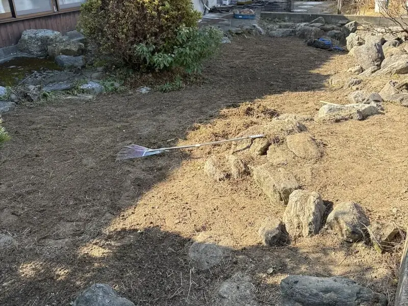 枯れ草が広がった庭の草刈り（AFTER）