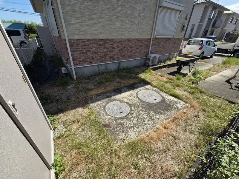 家まわりの除草（BEFORE）